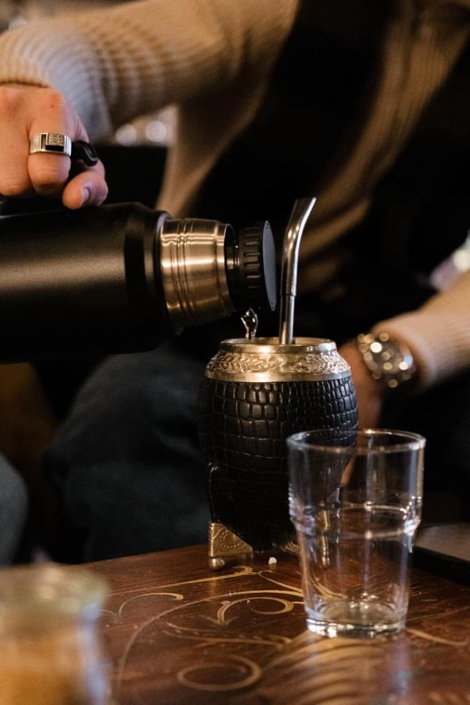 Karsta ūdens liešana kalabašā